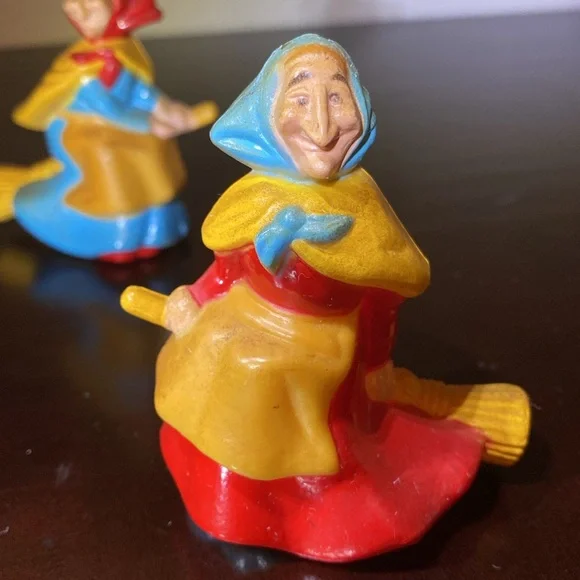 Vintage Witches Salt and Pepper Shakers JSNY Hong Kong (RARE) Disney - Picture 3 of 9